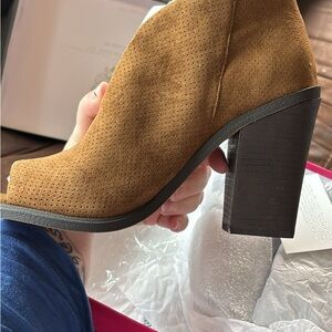 Vince Camuto heels 9.5